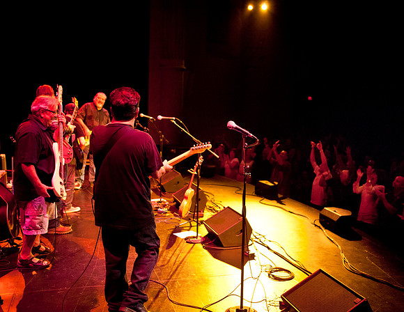 Los Lobos Performance - 40