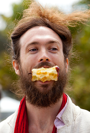 Alex Ebert takes an apple break (2)