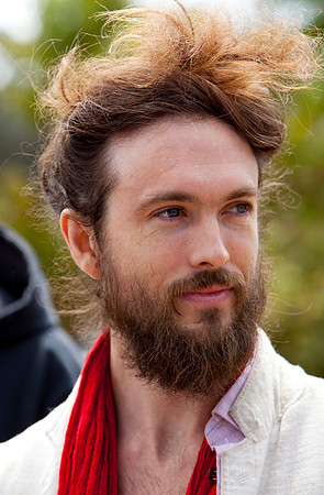 Alex Ebert takes an apple break (1)